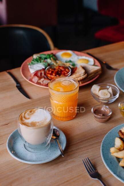 Colazione con uova e pancetta con caffè e succo d'arancia — Foto stock
