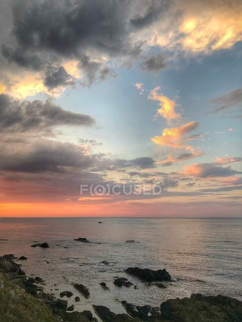 Живописный снимок прекрасного океана на закате — стоковое фото