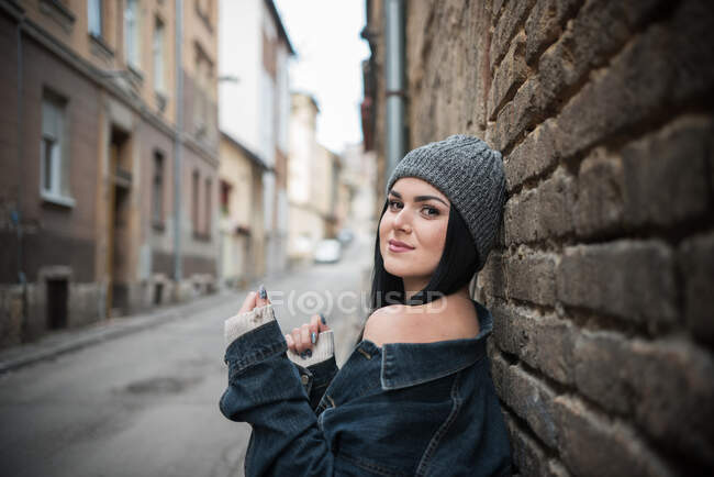 Retrato de uma mulher de pé em uma rua da cidade — Fotografia de Stock