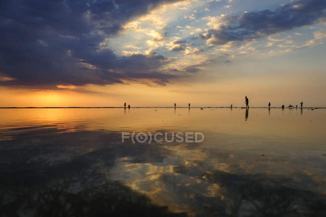 Silhouette di persone in piedi sulla spiaggia, Gili Trawangan, Lombok Utara, West Nusa Tenggara, Indonesia — Foto stock