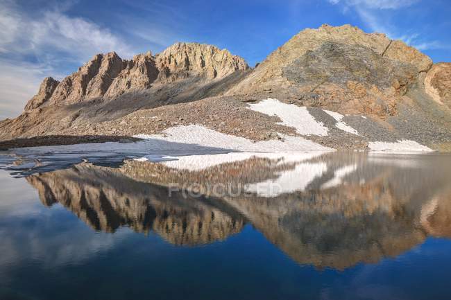 Mountain Reflections in Lake Helen of Troy, Kings Canyon National Park, California, United States — Stock Photo