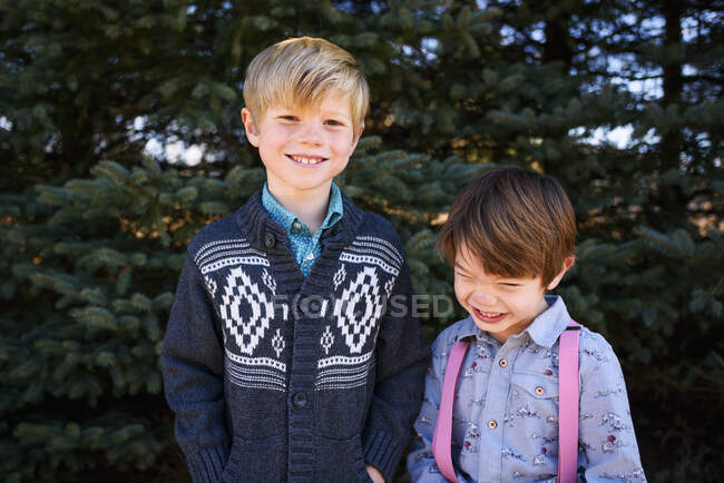 Portrait of two boys laughing — Stock Photo