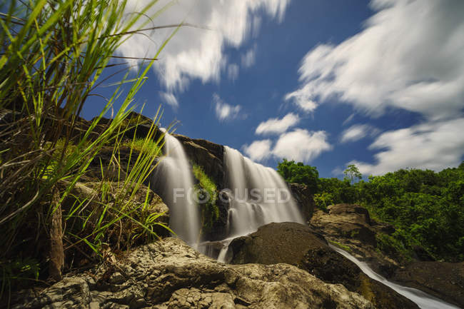 Vista panoramica della cascata Ai beling, Moyo Hulu, Sumbawa, West Nusa Tenggara, Indonesia — Foto stock