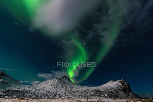 Malerischer Blick auf Nordlichter über Berge, Myrland, Flakstad, Lofoten, Norwegen — Stockfoto