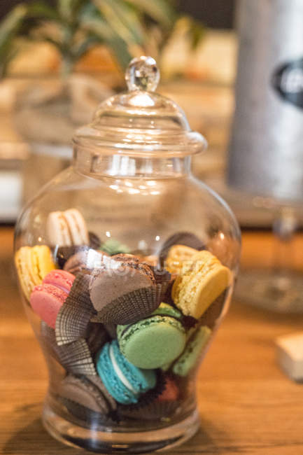 Glass jar filled with macaroons, closeup view — Stock Photo