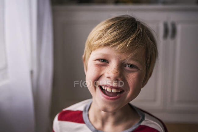 Porträt eines lächelnden Jungen mit Sommersprossen — Stockfoto