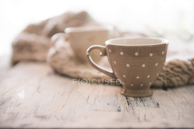 Чашка чая и кофе на деревенском деревянном столе — стоковое фото
