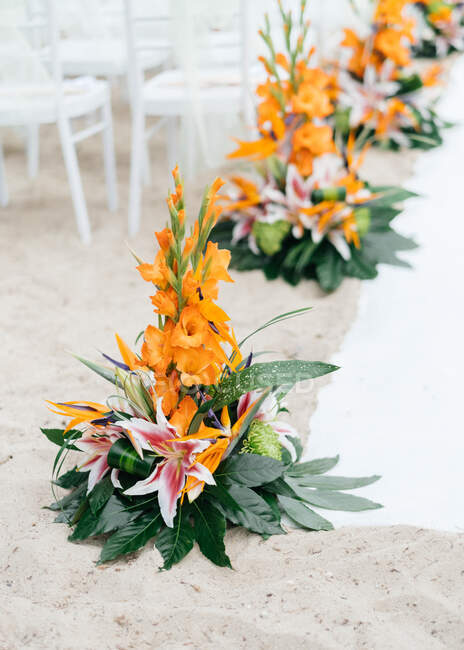 Cerimonia nuziale con fiori e candele sulla spiaggia — Foto stock