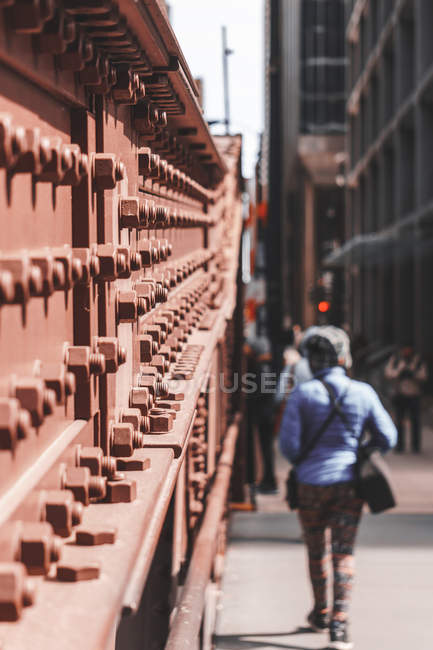 A pedestrian walking across a bridge, Chicago, Illinois, Stati Uniti — Foto stock