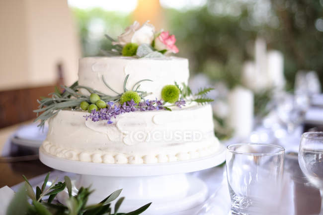 Primo piano di una torta nuziale a un ricevimento di matrimonio — Foto stock