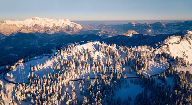 Vue aérienne de belles montagnes dans les Alpes suisses — Photo de stock