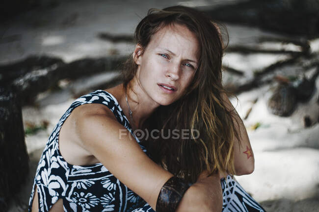 Porträt einer Frau am Strand der Seychellen — Stockfoto