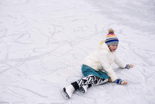 Mädchen beim Schlittschuhlaufen gestürzt — Stockfoto