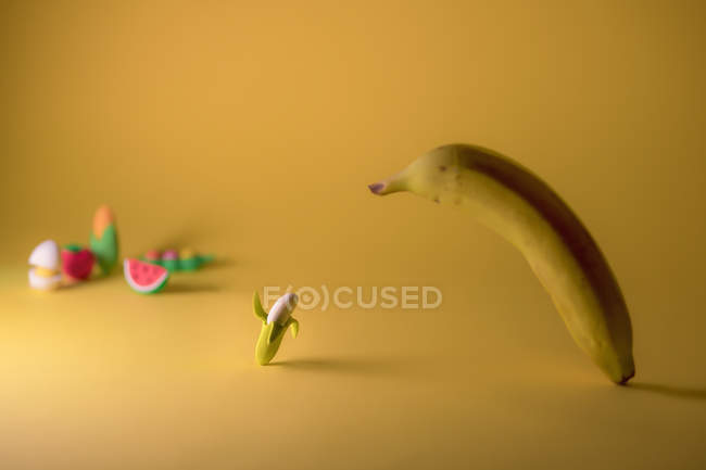Банан с банановым ластиком, концептуальный образ — стоковое фото
