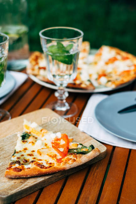 Pizza sin gluten con agua infundida de menta, vista de cerca - foto de stock