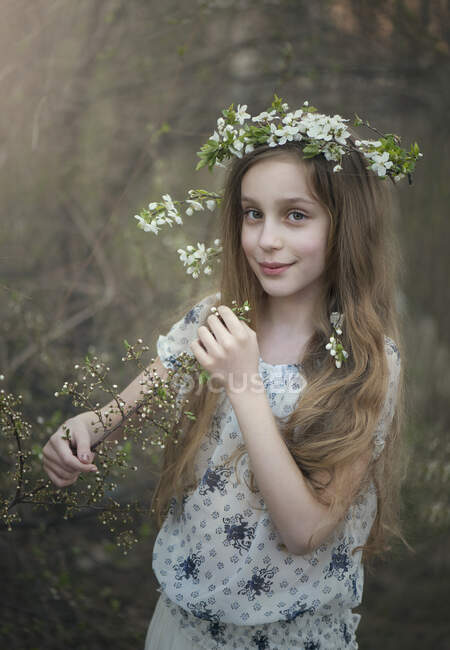 Портрет дівчини в квітковій головній убірці — стокове фото