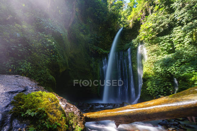 Vista panorâmica da cachoeira Tiu kelep, Senaru, Lombok, Indonésia — Fotografia de Stock