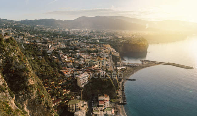 Vista aérea de la ciudad, Sorrento, Campania, Italia - foto de stock