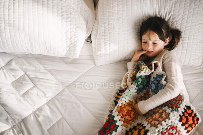 Junges Mädchen schläft auf Bett — Stockfoto