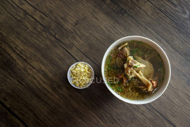 Sopa de costillas a la parrilla de Indonesia, vista superior - foto de stock