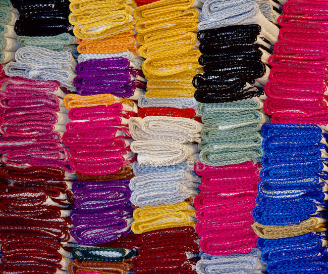 Pila di tessuti multicolori — Foto stock