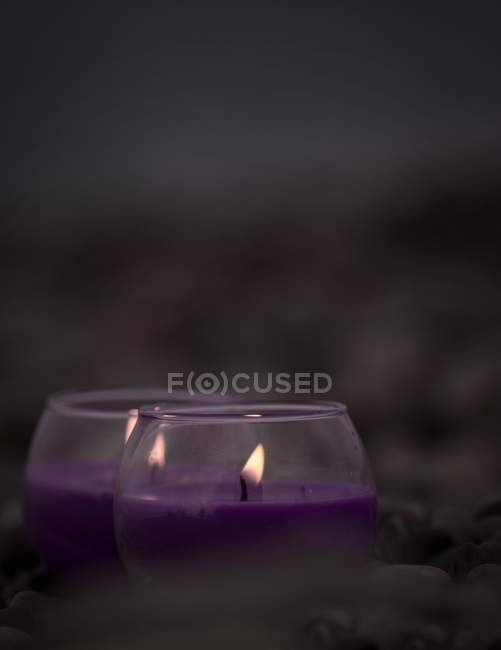 Vista de cierre de dos velas púrpuras - foto de stock