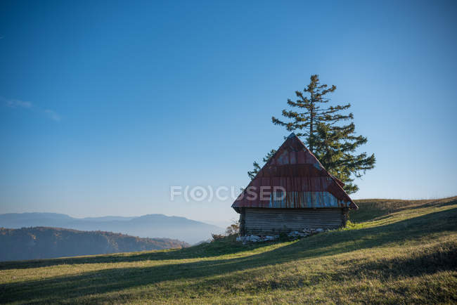 Cabaña abandonada en las montañas, Sarajevo, Bosnia y Herzegovina - foto de stock