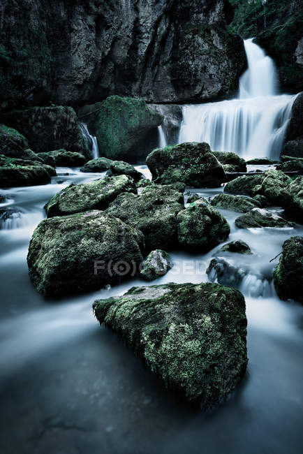 З мальовничим видом на водоспад Білод, Юра, Франція — стокове фото