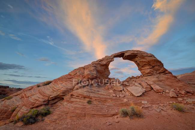 Vue panoramique sur Arsenic Natural Arch près de Hanksville, Utah, États-Unis — Photo de stock
