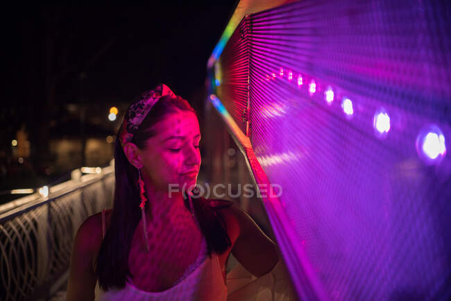 Mulher de pé na rua por luzes de néon, Bósnia e Herzegovina — Fotografia de Stock