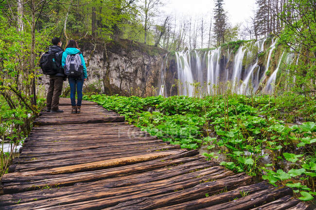 Национальный парк Плитвицкие озера является старейшим и крупнейшим национальным парком в Хорватии. Она была внесена в реестр Всемирного наследия ЮНЕСКО в 1979 году.. — стоковое фото