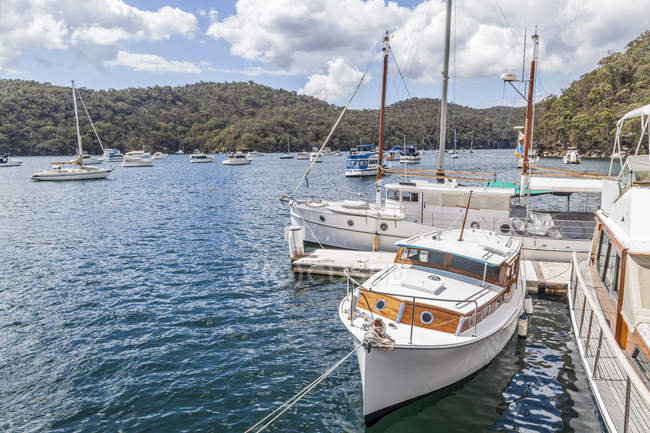 Barcos amarrados en una ensenada, Nueva Gales del Sur, Australia - foto de stock