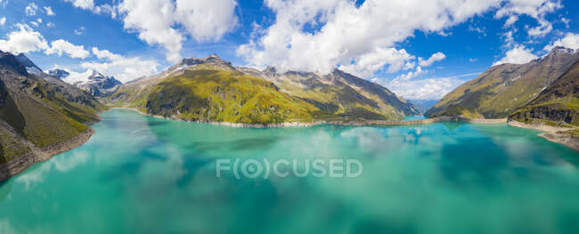 Vista para o lago de montanha em Alpes austríacos, Suíça — Fotografia de Stock