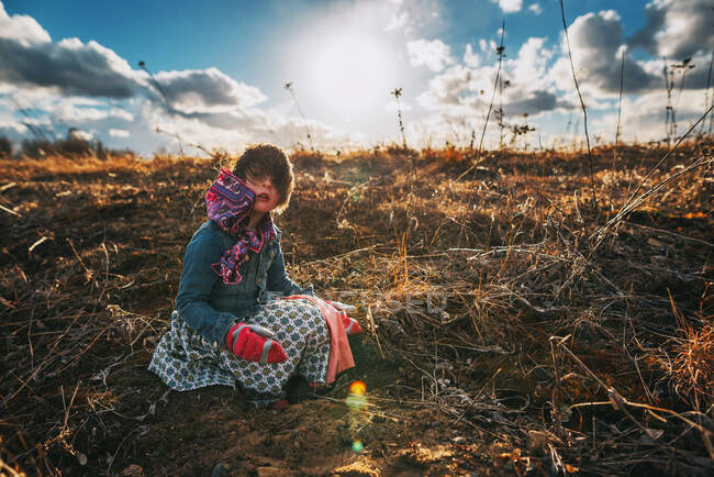 Vista del niño en el campo de otoño bajo el cielo nublado - foto de stock