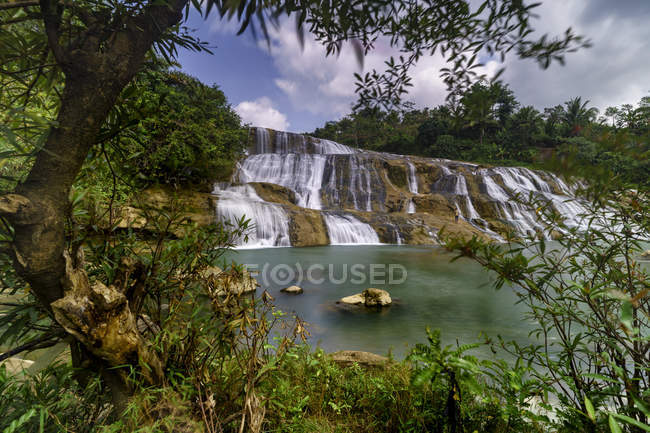 Vista panorámica de la majestuosa cascada Curug Dengdeng, Tasikmalaya, Java Occidental, Indonesia - foto de stock