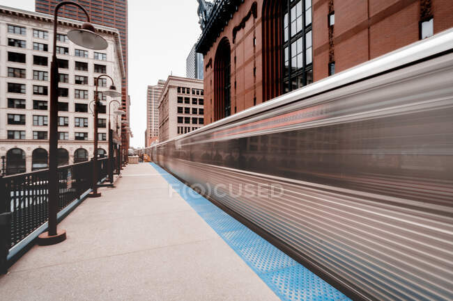 Train driving through a station, Chicago, Illinois, United States — Stock Photo
