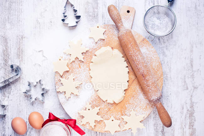 Top view Pasta per biscotti, ingredienti e tagliabiscotti — Foto stock