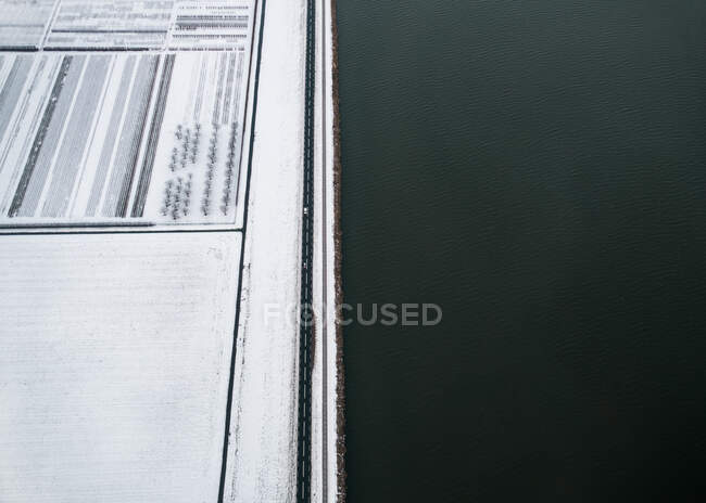 Nahaufnahme einer weiß-schwarz-gelben Metalltür mit Fenster — Stockfoto