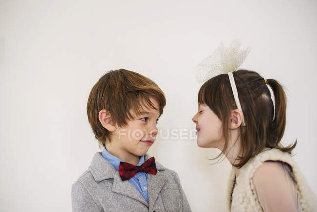 Портрет мальчика и девочки, смотрящих друг на друга — стоковое фото