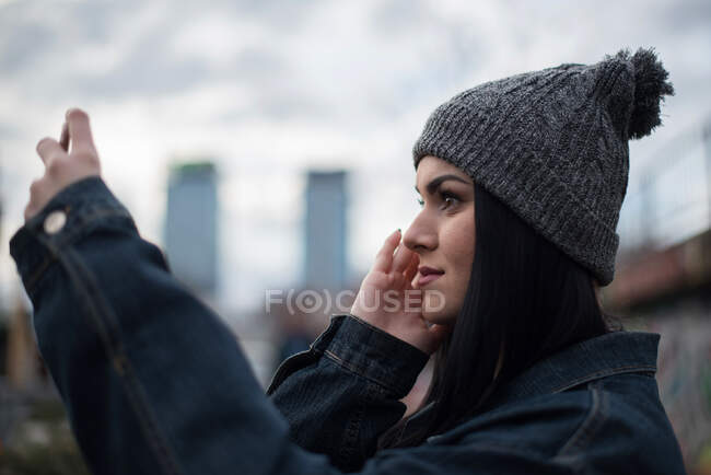 Retrato de uma mulher tirando uma selfie — Fotografia de Stock