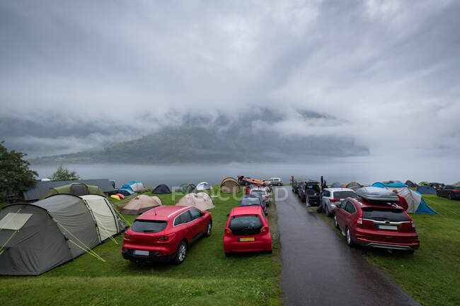 Camping en el borde del fiordo de Geiranger, Más información sobre Romsdal, Noruega - foto de stock