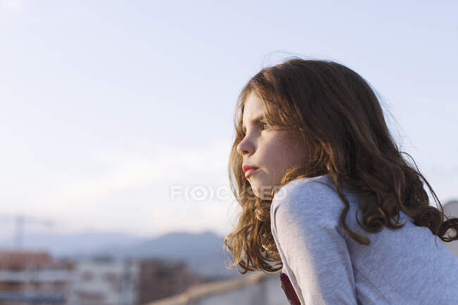 Портрет девушки, смотрящей на вид, Гранада, Андалусия, Испания — стоковое фото