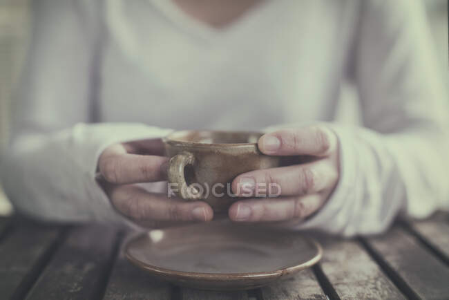 Donna con in mano una tazza di caffè — Foto stock