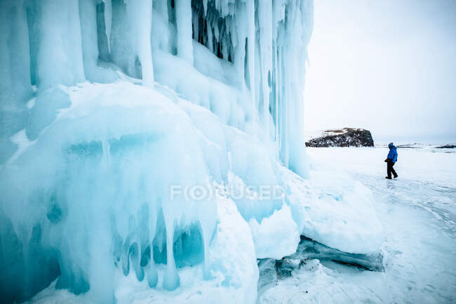 Homme marchant vers une grotte gelée, Sibérie, Russie — Photo de stock