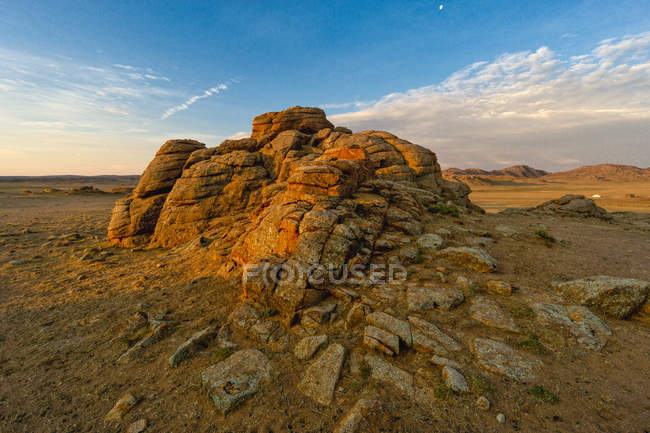 Vista panorámica del amanecer en Baga Gazariin Chuluu, Mongolia - foto de stock