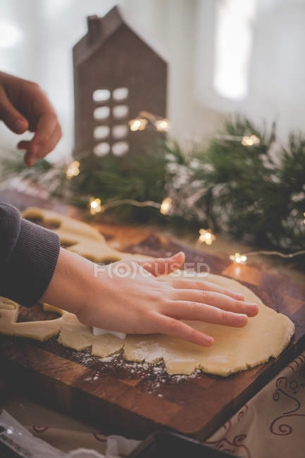 Обрізане зображення хлопчика, що випікає різдвяне печиво — стокове фото