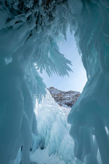 Vista panorámica de hielo azul y carámbanos, Óblast de Irkutsk, Siberia, Rusia - foto de stock