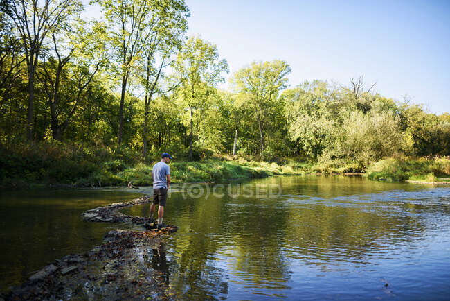 Hombre pescando en un río - foto de stock