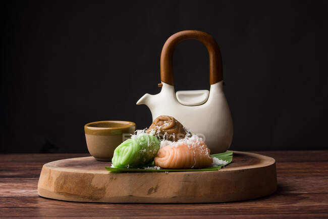 Зелений чай і пиріг Getuk Lindri — стокове фото