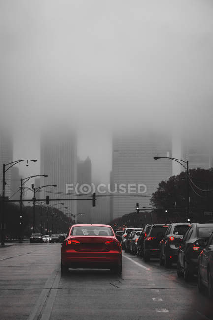 Carros dirigindo o centro da cidade para arranha-céus no nevoeiro, Chicago, Illinois, Estados Unidos — Fotografia de Stock